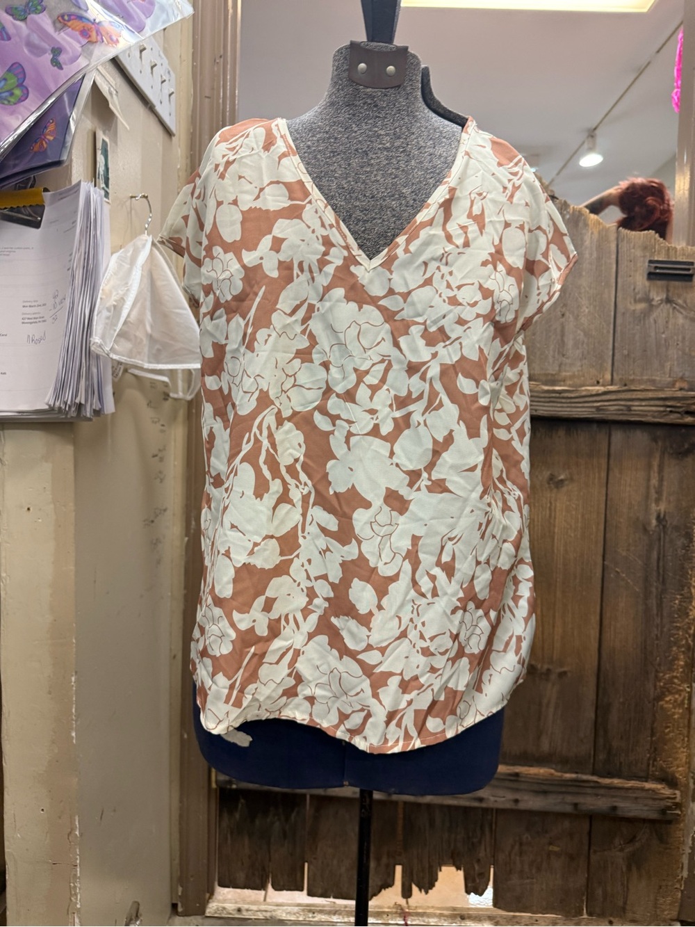 Source Unknown Cream Floral V-Neck Short Sleeve Top on Brown